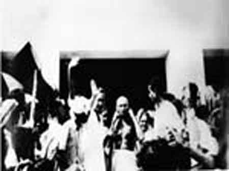 Gandhiji at Debi Prasad high School, Barrackpore, 1947.jpg